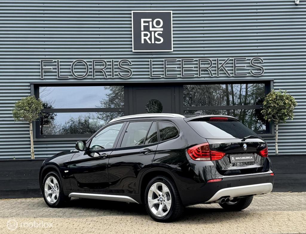 BMW X1 xDrive25i 6 cil | Pano Dak | Biege Leer | Xenon | Cam, Auto's, BMW, Gebruikt, Zwart, Bedrijf, 1570 kg