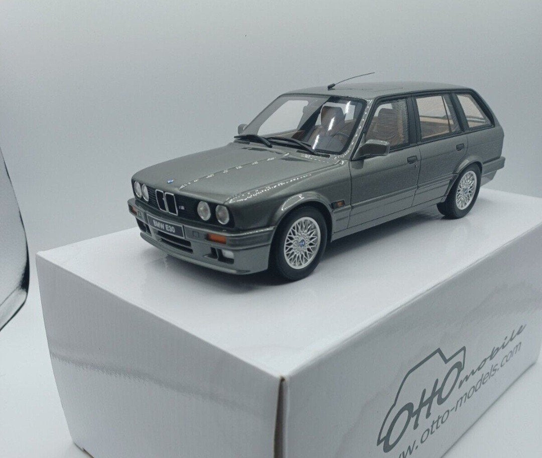 1:18 BMW 325i Touring (E30) uit 1991 Grijs Ottomobile, Hobby en Vrije tijd, Ophalen of Verzenden, Nieuw, Auto, OttOMobile