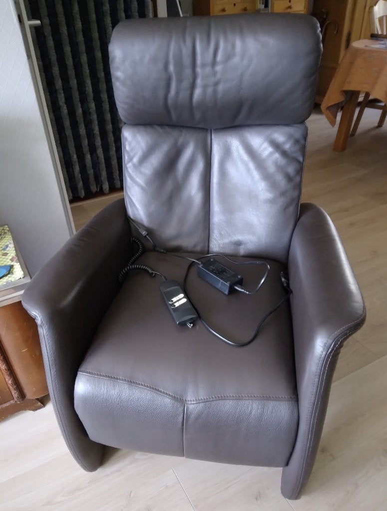 Relaxstoel incl. trafo, - bruin leren zit- ligstoel nu 295,=, Ophalen, Gebruikt, 75 tot 100 cm, Degelijke bruin leren relaxfauteuil, elektrische bediening