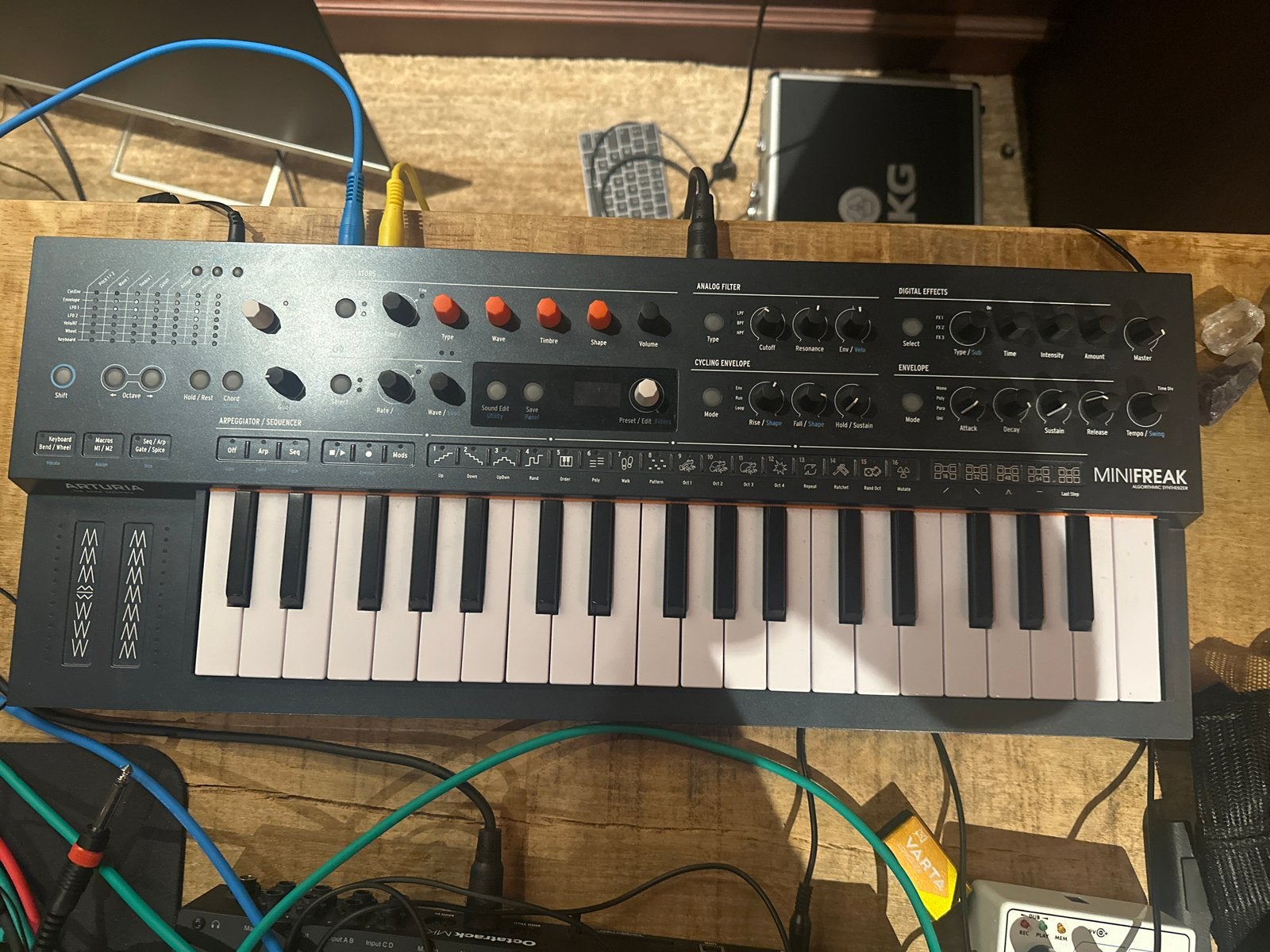 Arturia MiniFreak Synthesizer - Zo goed als nieuw, Muziek en Instrumenten, Overige merken, Zo goed als nieuw, Met midi-aansluiting