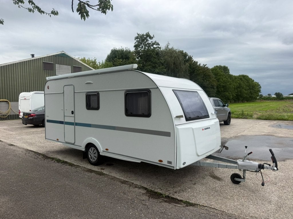 Adria Aviva 492 LU, Bouwjaar 2021 Cassetteluifel 19950,- !!, Schokbreker, Calandstraat 17 - 3316 EA Dordrecht, Bedrijf, Treinzit