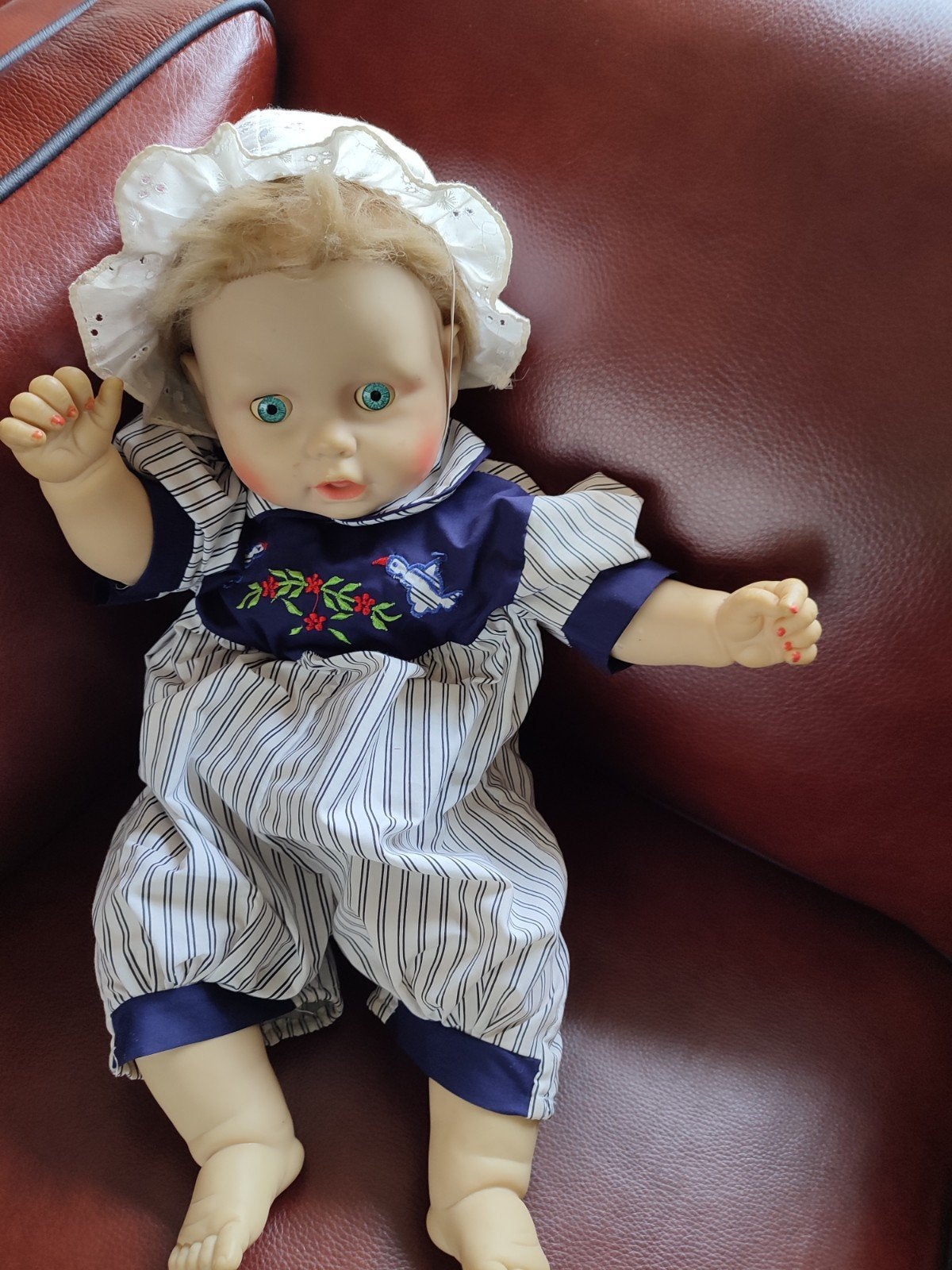 Vintage Babypop met Geborduurde Kleding en Mutsje, Ophalen, Zo goed als nieuw, Babypop