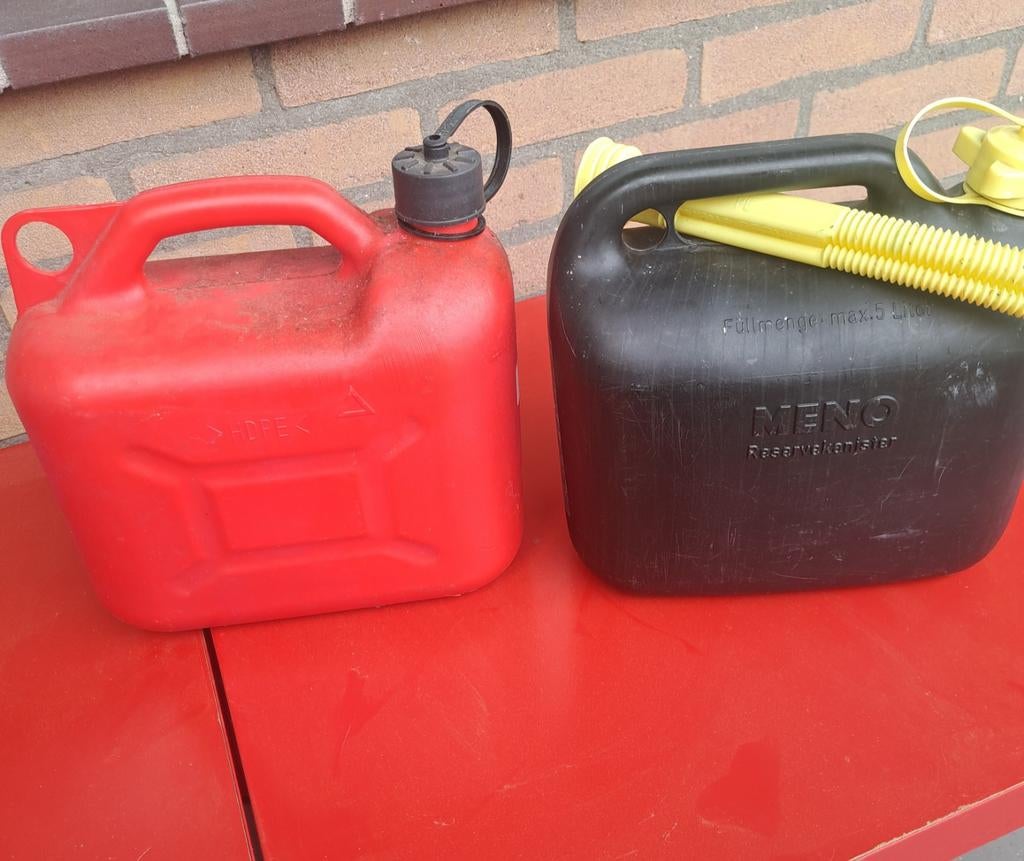 TE KOOP!  2 Benzine jerrycans  met vultuit., Ophalen of Verzenden