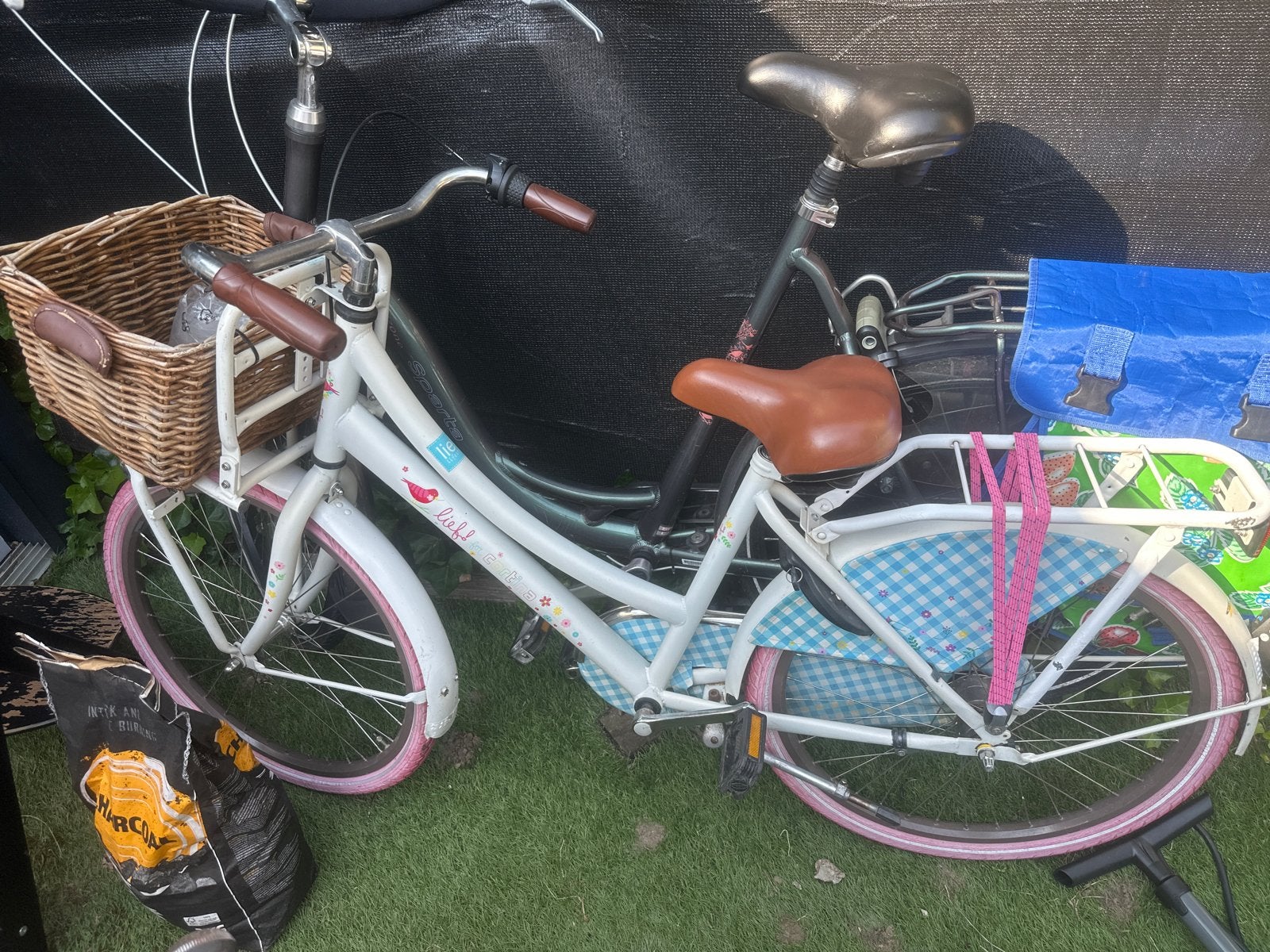 Lief Witte meisjesfiets met mandje en roze accenten, Fietsen en Brommers, Fietsen | Meisjes, Ophalen, Gebruikt, Versnellingen