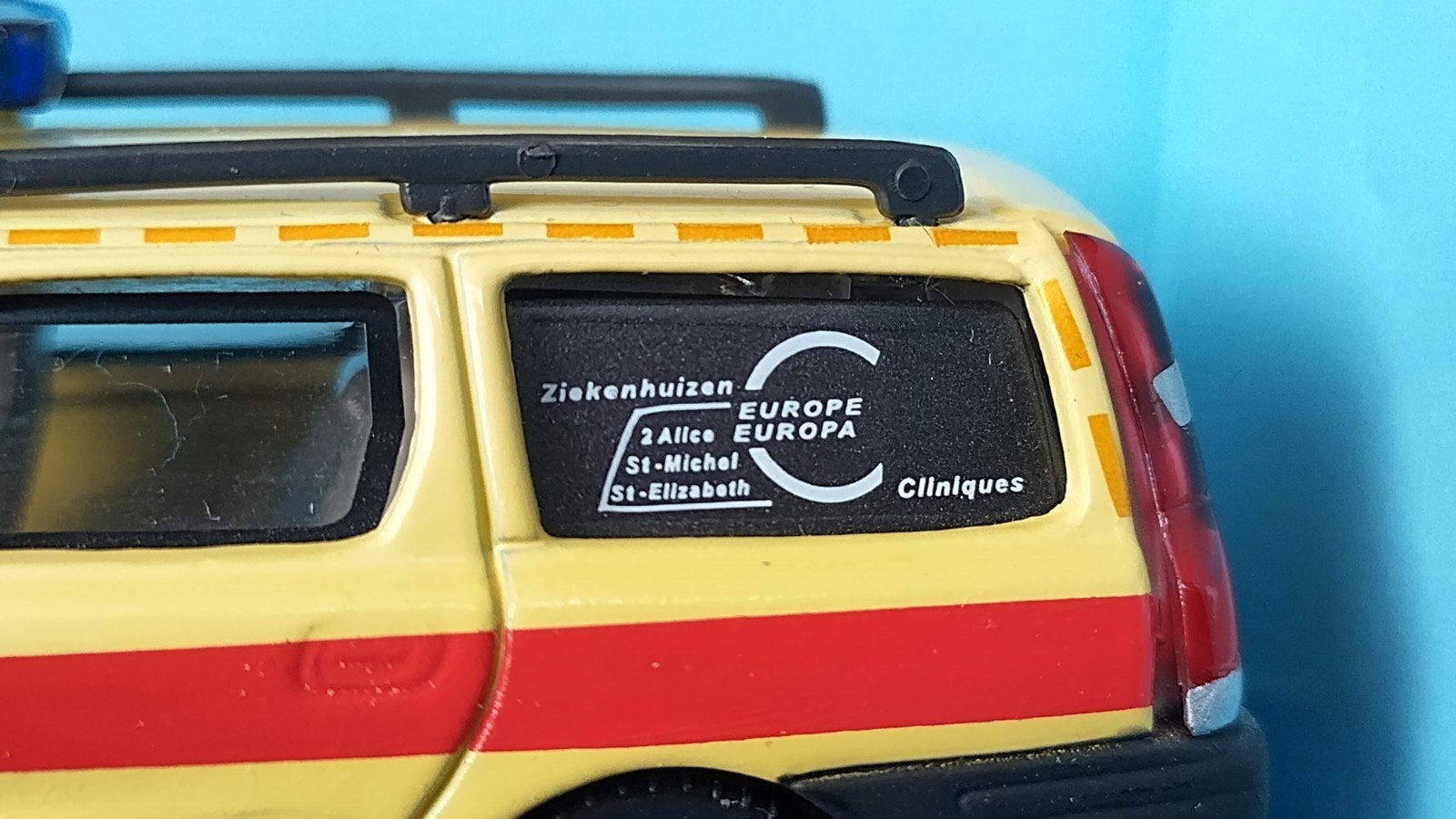 Volvo v70 ambulance België Smur Mug 1:43 Playmix Pol, Hobby en Vrije tijd, Modelauto's | 1:43, Overige merken, Auto, Verzenden