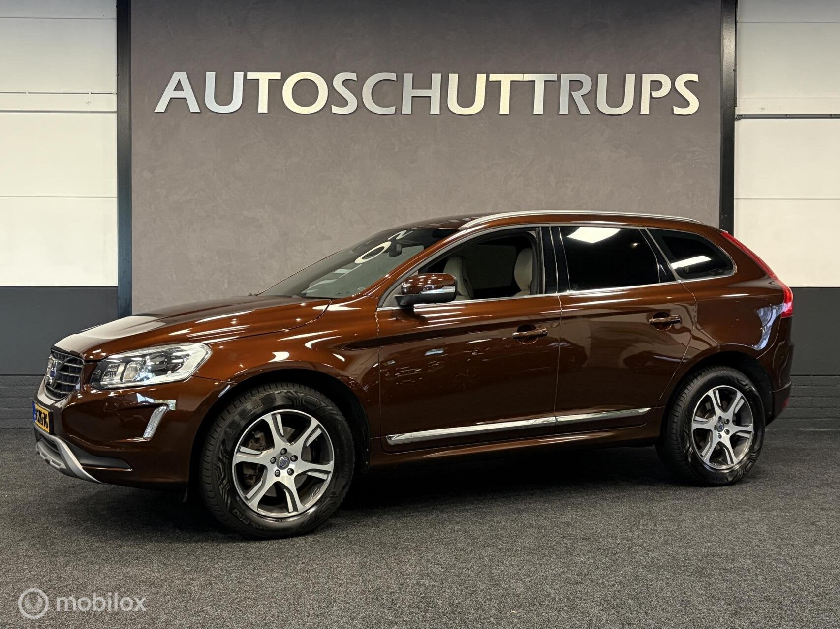 Volvo XC60 2.0 T5 FWD Momentum LEDER / AUTOMAAT / TR.HAAK /, Euro 5, 15 km/l, 4 cilinders, Bedrijf