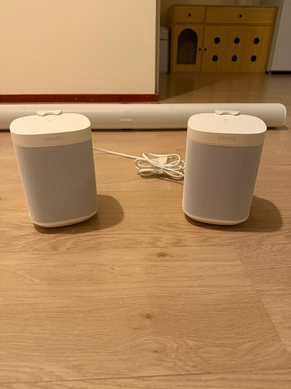 2x Sonos One met muurbeugels