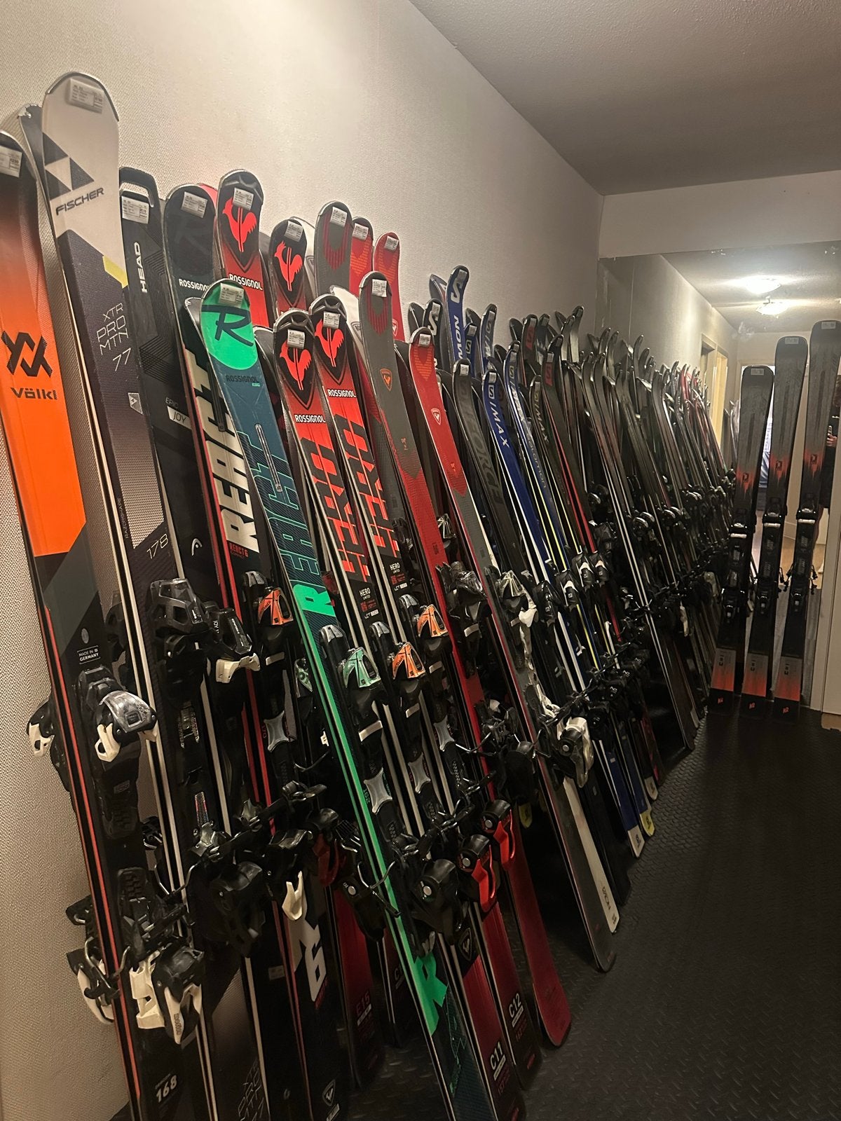 ski's partij (118 paar) + 45 paar stokken, Sport en Fitness, Skiën en Langlaufen, 160 tot 180 cm, Gebruikt, Skiën, Ski's