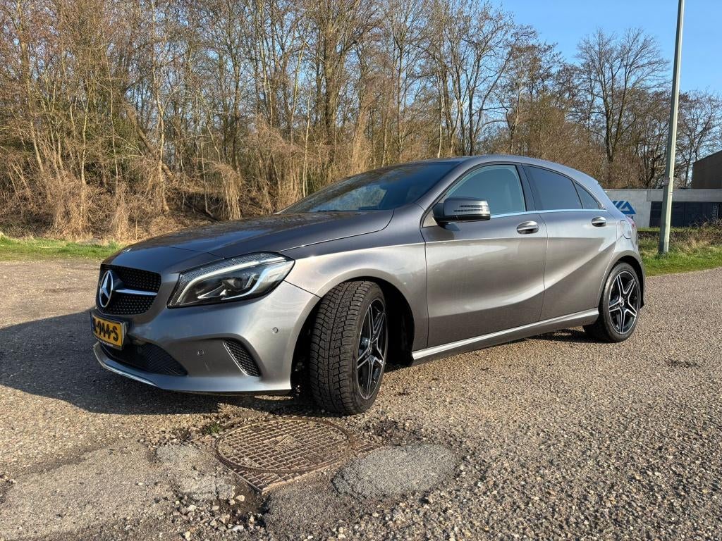 In prijs verlaagd. Mercedes-Benz A-Klasse A180 122pk 2018, Auto's, 1295 kg, 4 cilinders, Leder en Stof, 1200 kg