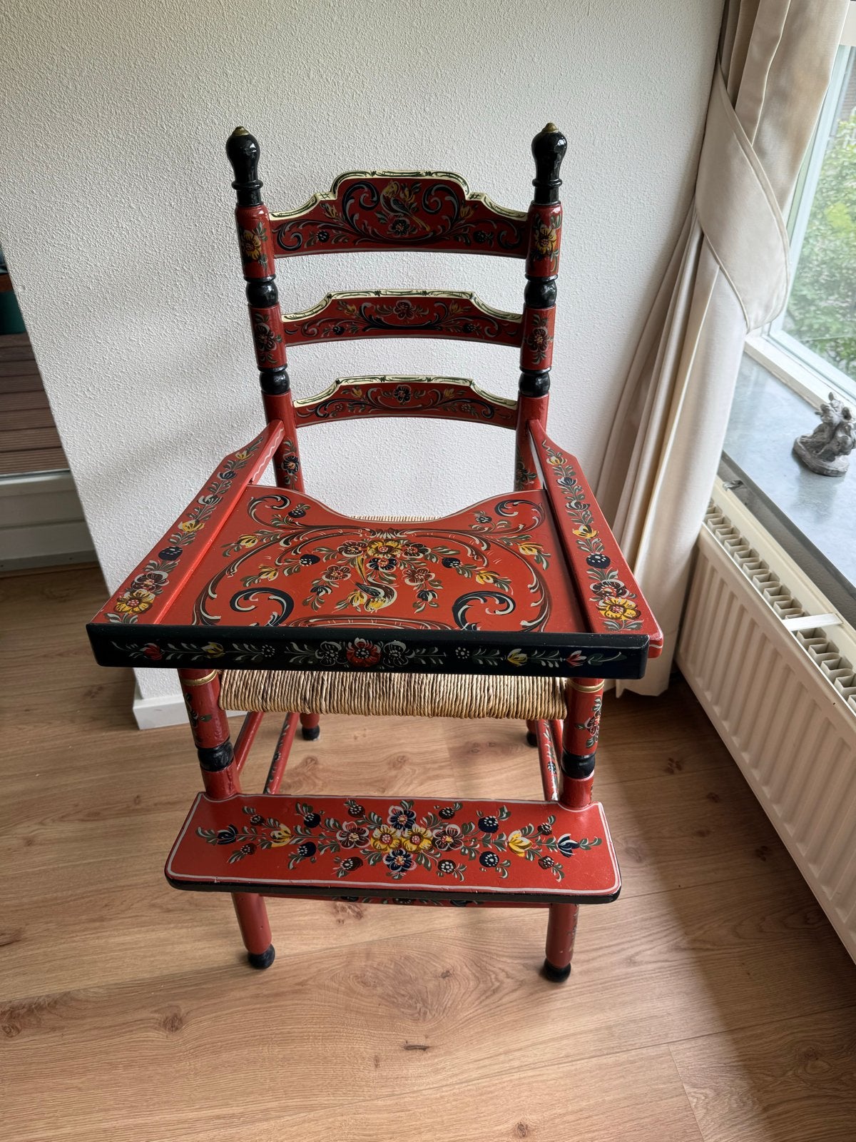 2x Antieke Hindeloopen kinderstoel - Handgeschilderd, Kinderen en Baby's, Kinderstoelen, Zo goed als nieuw, Meegroeistoel, Afneembaar eetblad