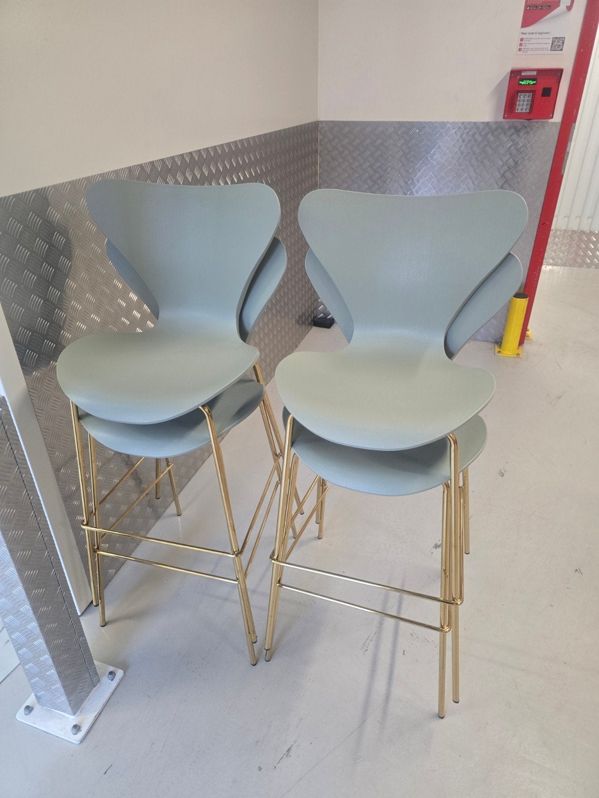 Set van 4 moderne barkrukken met gouden onderstel, Huis en Inrichting, Barkrukken, Met voetsteun, Ophalen of Verzenden, Zo goed als nieuw