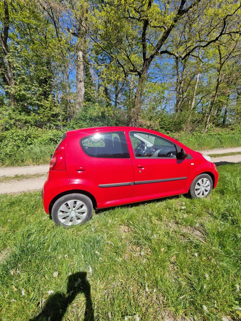 Te koop: Peugeot 107 Rood, Stof, Zwart, Handgeschakeld, Particulier
