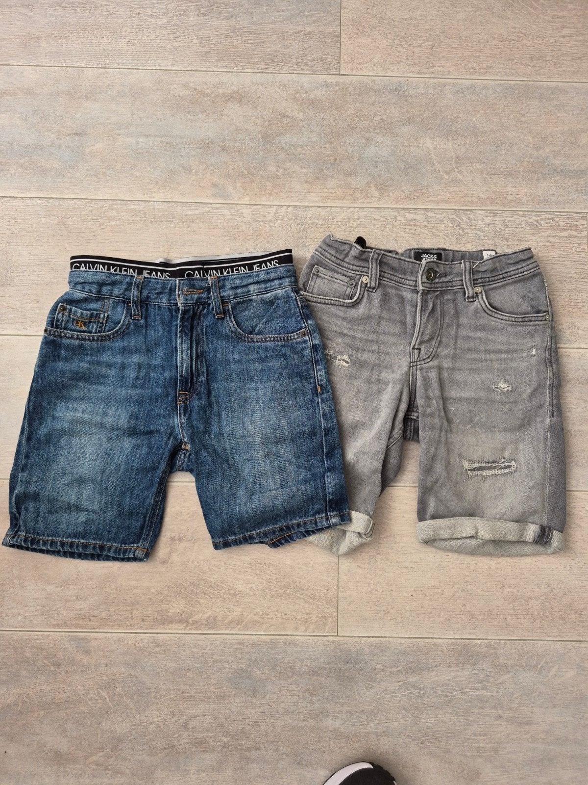 2 korte spijkerbroeken 10y, Kinderen en Baby's, Ophalen of Verzenden, Jongen, Broek