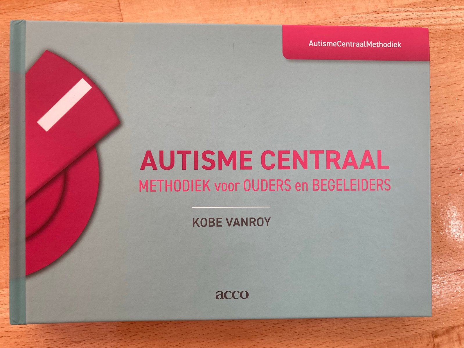 boek: ‘Autisme centraal’ - Kobe Vanroy, Ophalen, Zo goed als nieuw