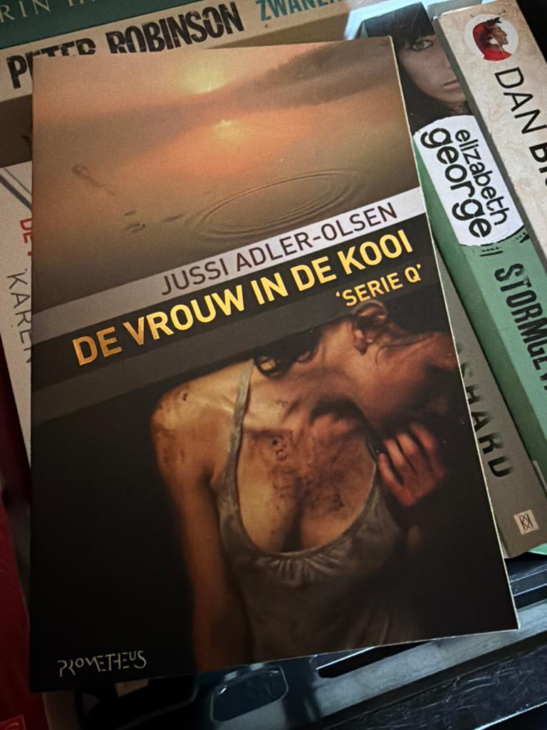 Z6.  Jussi Adler-Olsen - Vrouw in de kooi, Ophalen of Verzenden, Zo goed als nieuw, Scandinavië, Jussi Adler-Olsen