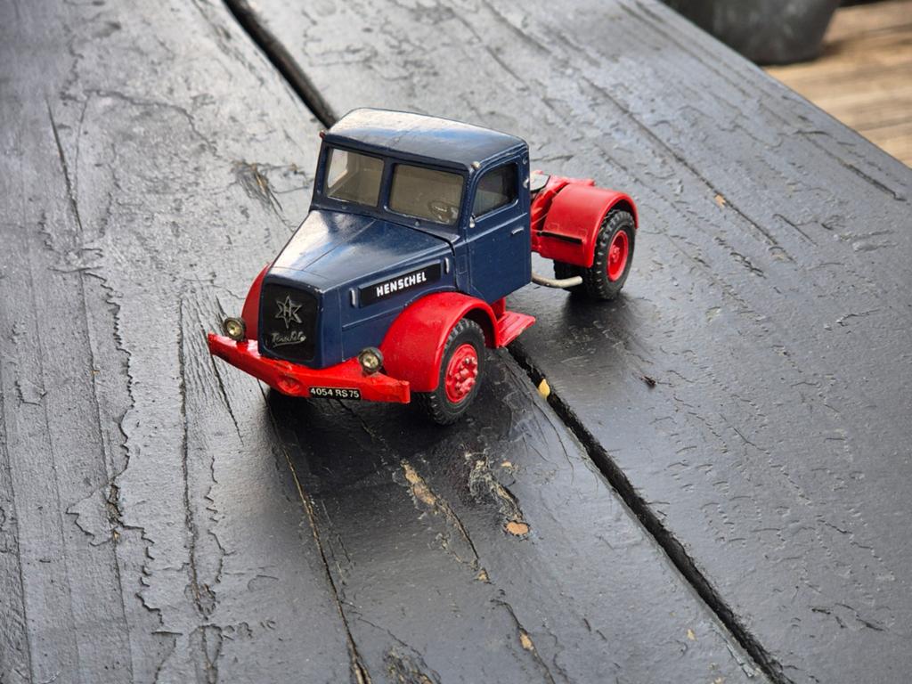 Zon models henschel 4x2 trekker, Ophalen of Verzenden, Zo goed als nieuw, Bus of Vrachtwagen, Overige merken