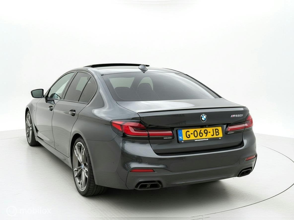 BMW 5-serie M550i xDrive High Executive B&W|360CAM|MEMORY|DA, Auto's, Gebruikt, 2000 kg, Bedrijf, 530 pk