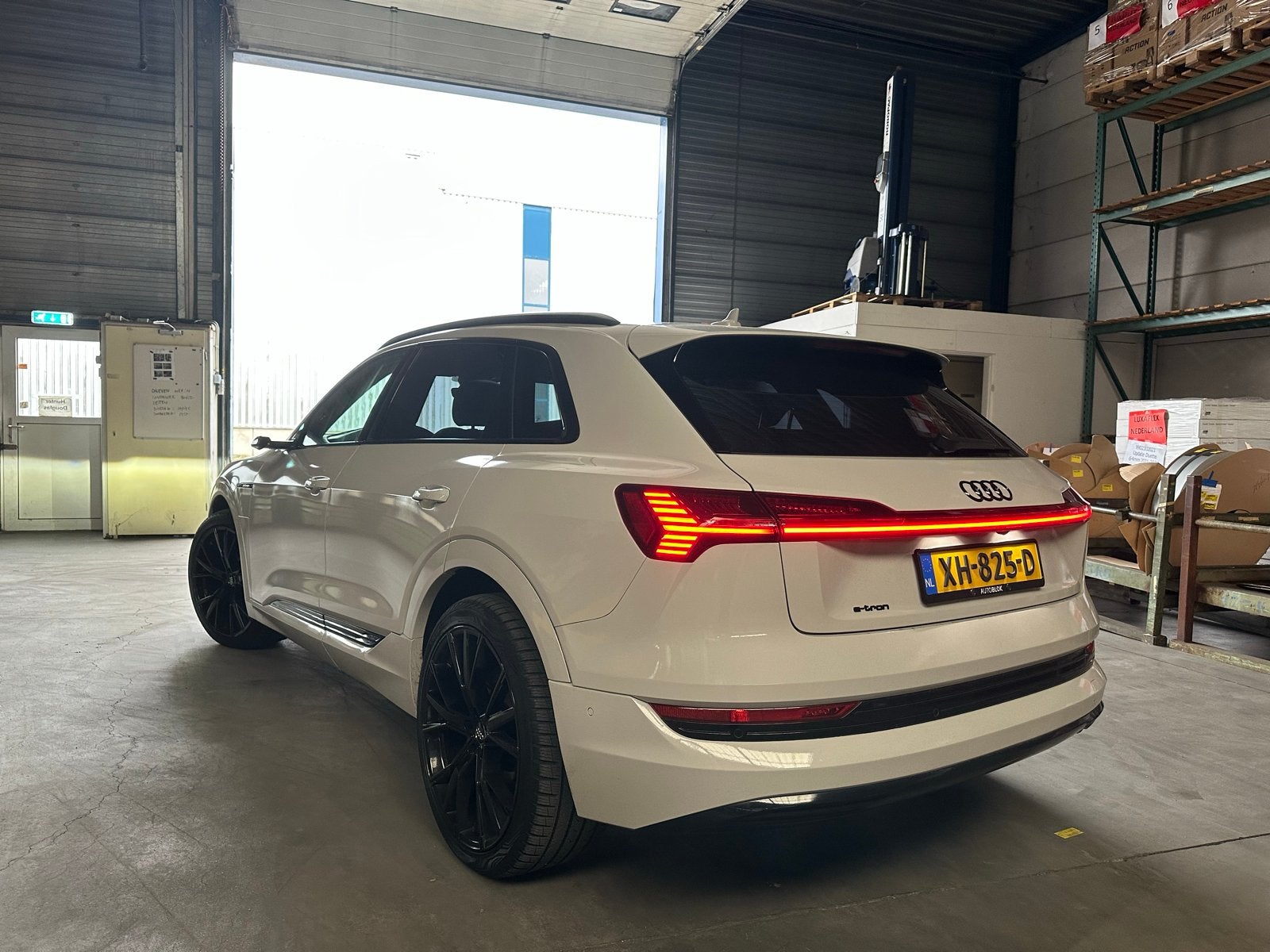 Audi e-tron 55 Quattro 408pk Advanced 95kwh met zijschade, Automaat, 131 €/maand, 1800 kg, Elektrisch