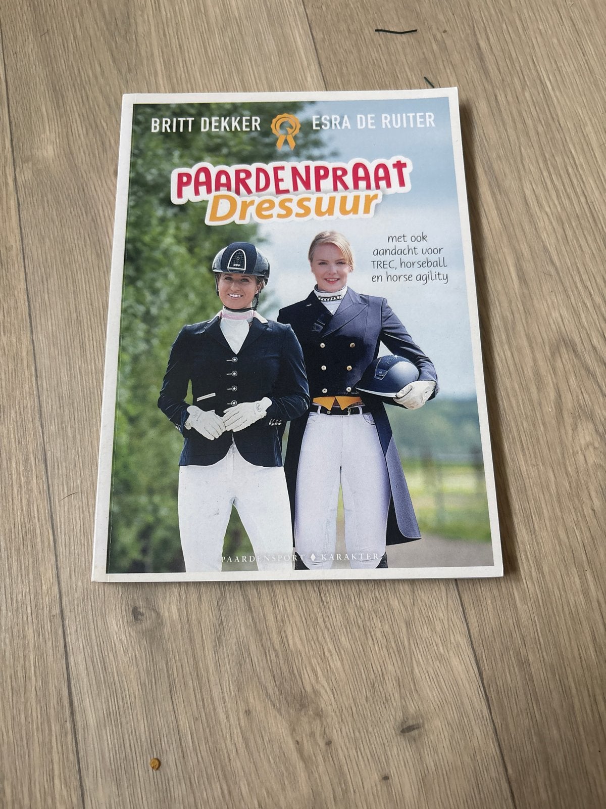 Britt Dekker - Paardenpraat Dressuur, Boeken, Non-fictie, Ophalen of Verzenden, Zo goed als nieuw, Britt Dekker; Esra de Ruiter