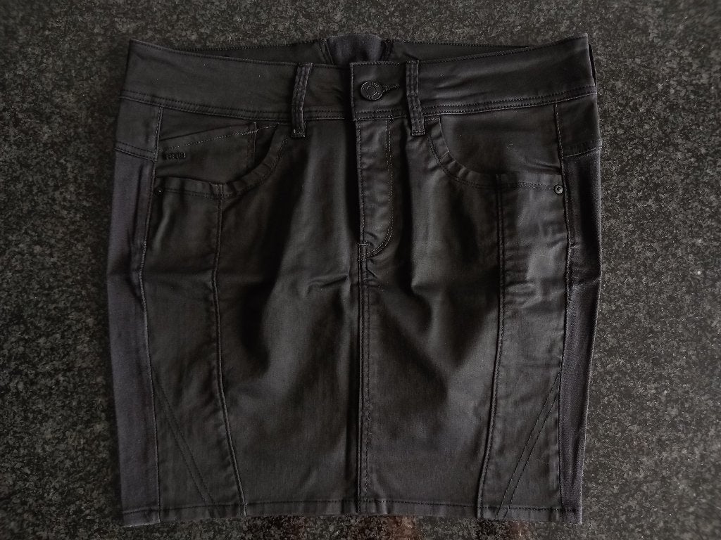 G-star Raw Shiny Black Midi Rokje mt 27 nagenoeg nieuwstaat!, Nieuw, Ophalen of Verzenden, Maat 36 (S), Boven de knie