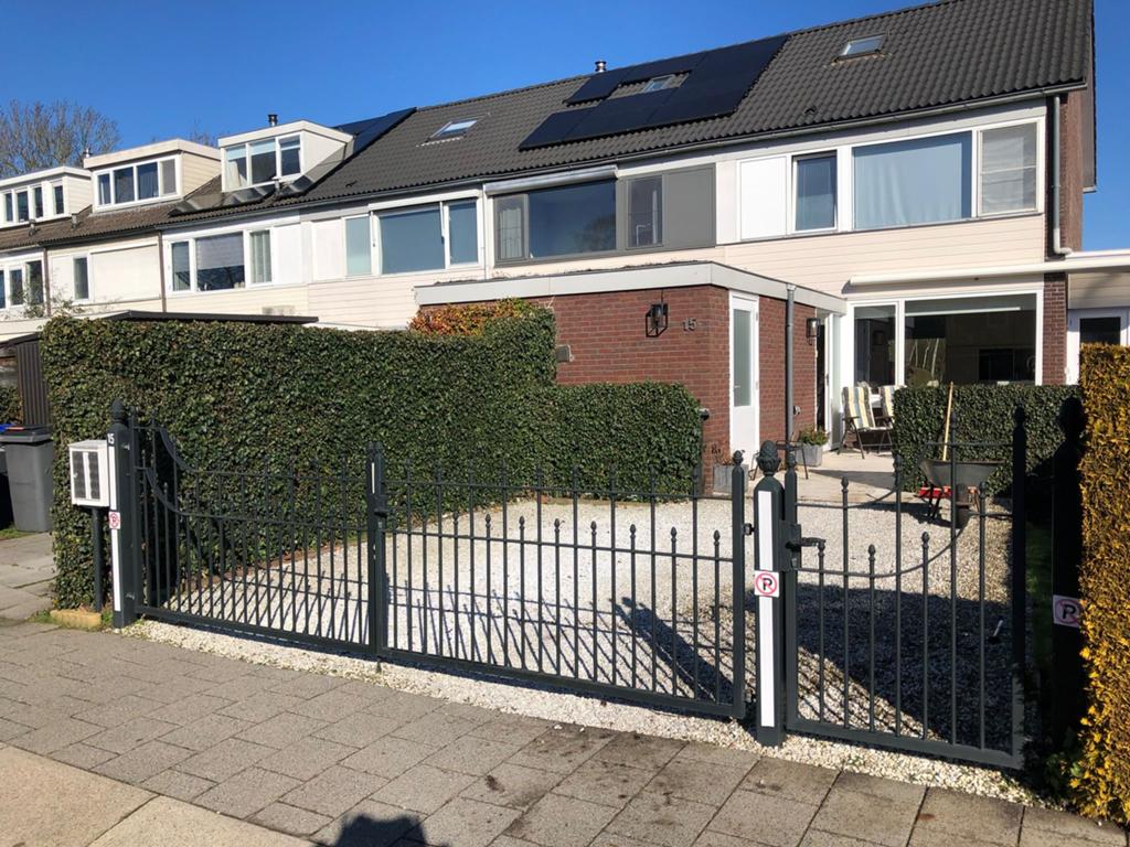 Gemoffeld metaal tuinhek - 5 meter, Ophalen, Met poort, Zo goed als nieuw, Tuinhek