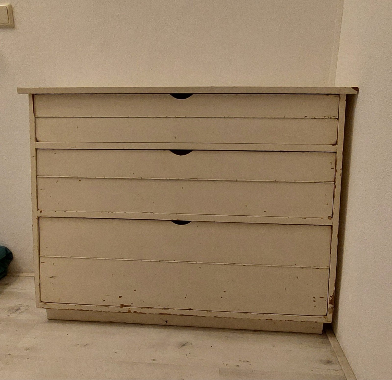 Vintage ladekast met piano scharnieren .