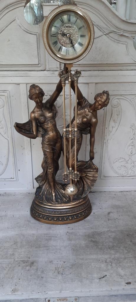 Antieke bronzen klok met figuratieve voorstelling, Ophalen of Verzenden