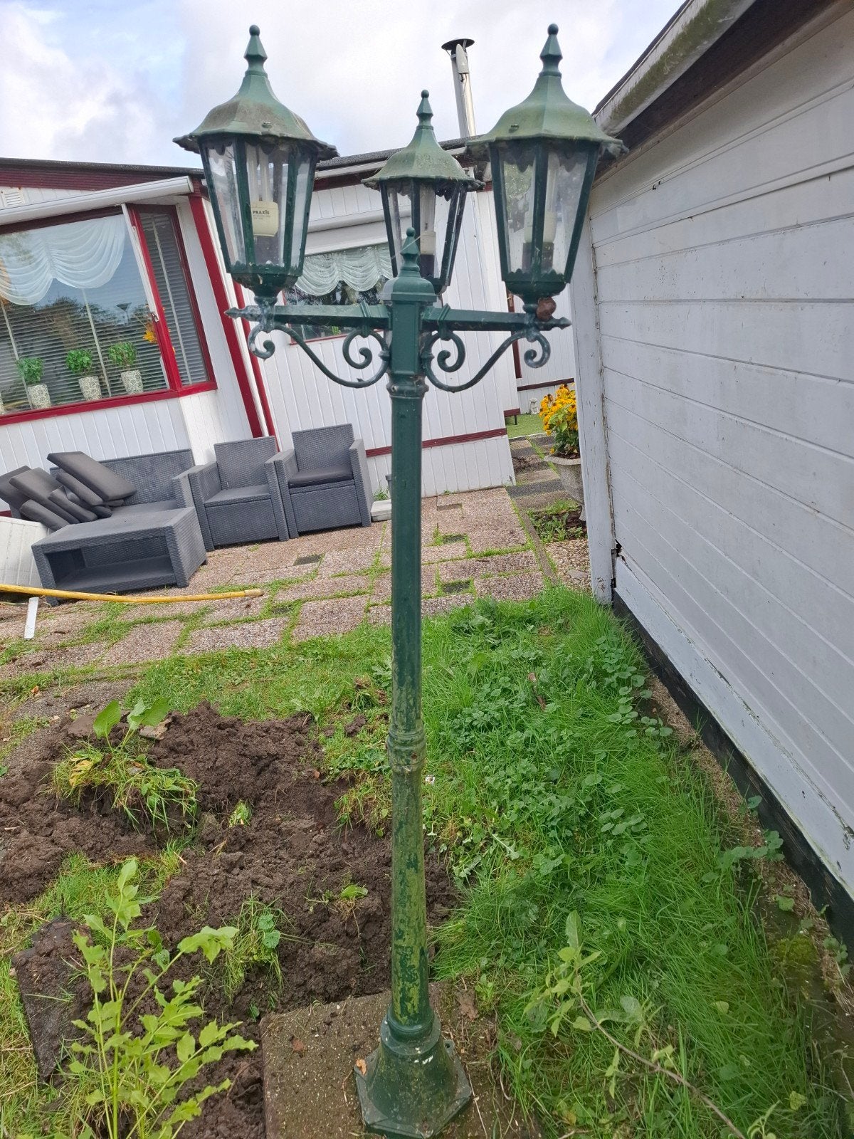 Antieke buitenlamp 180 cm - mist 2 glaasjes, Ophalen, Gebruikt, IJzer, Staande lamp