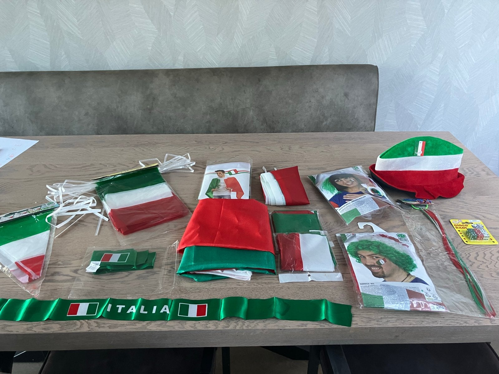 Groot Italia Feestpakket: Vlaggen, Pruiken, Hoed & Meer!, Ophalen of Verzenden, Zo goed als nieuw, Feestartikel, Carnaval