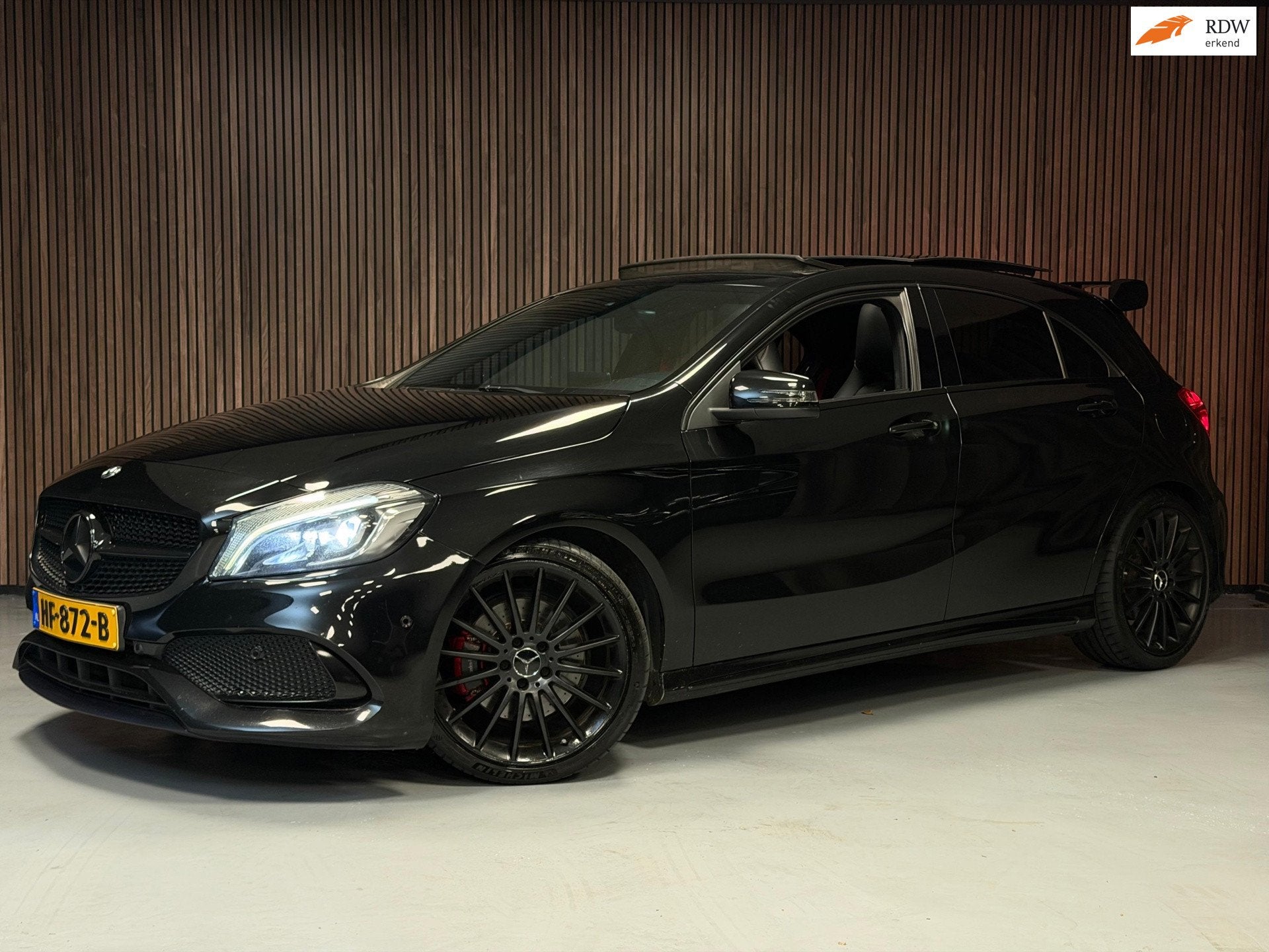 Mercedes-Benz A-klasse 250 Sport AMG/BRABUS UITGEVOERD/PANO/, Auto's, Gebruikt, 4 cilinders, Zwart, Onderhoudsboekje