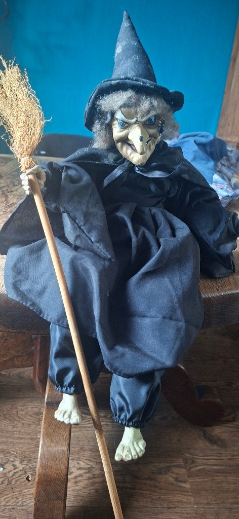Heks Pop met Bezem - Halloween Decoratie, Overige stijlen, Ophalen of Verzenden, Textiel, Gebruikt