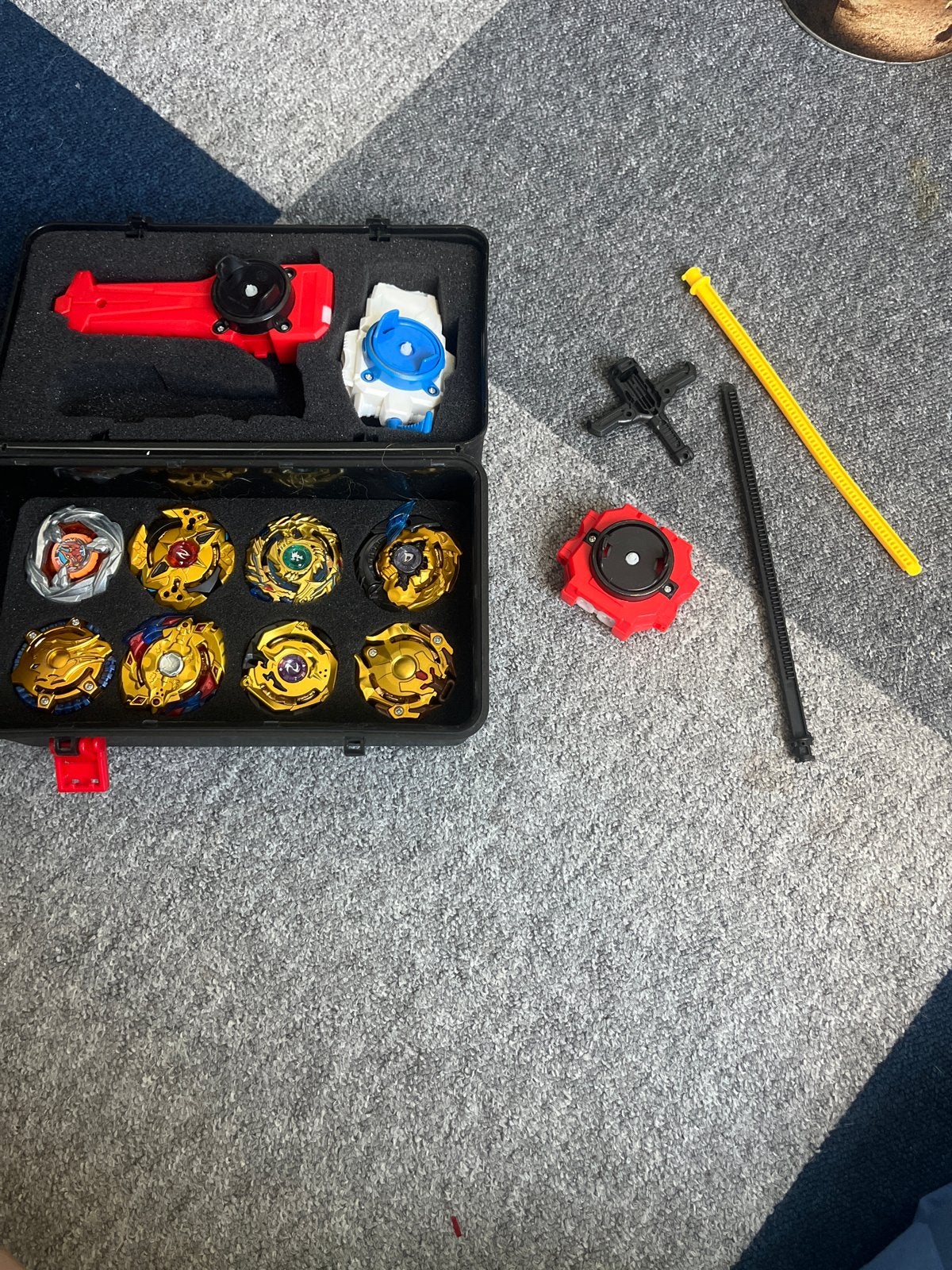 Beyblade set met 8 Beyblades en 3 lanceerders, Ophalen, Gebruikt, Jongen of Meisje