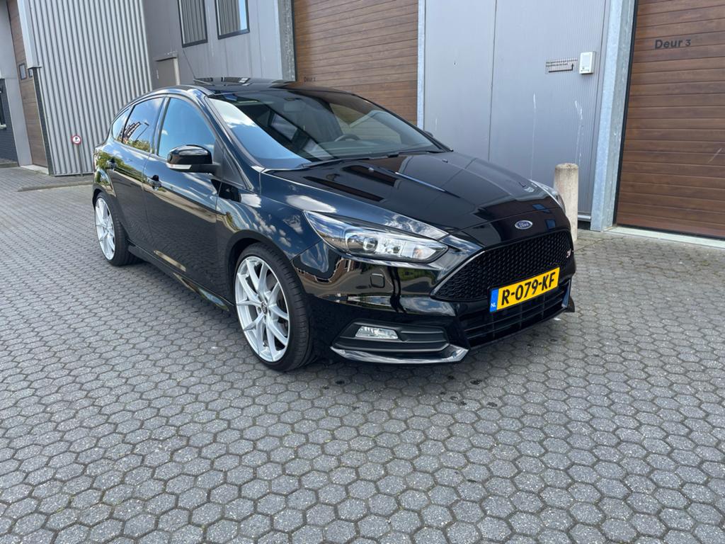 !Verkocht! Ford Focus ST-3 2017 Zwart Milltek + Winterset, Auto's, Ford, Particulier, Focus, ABS, Adaptieve lichten, Airbags, Airconditioning