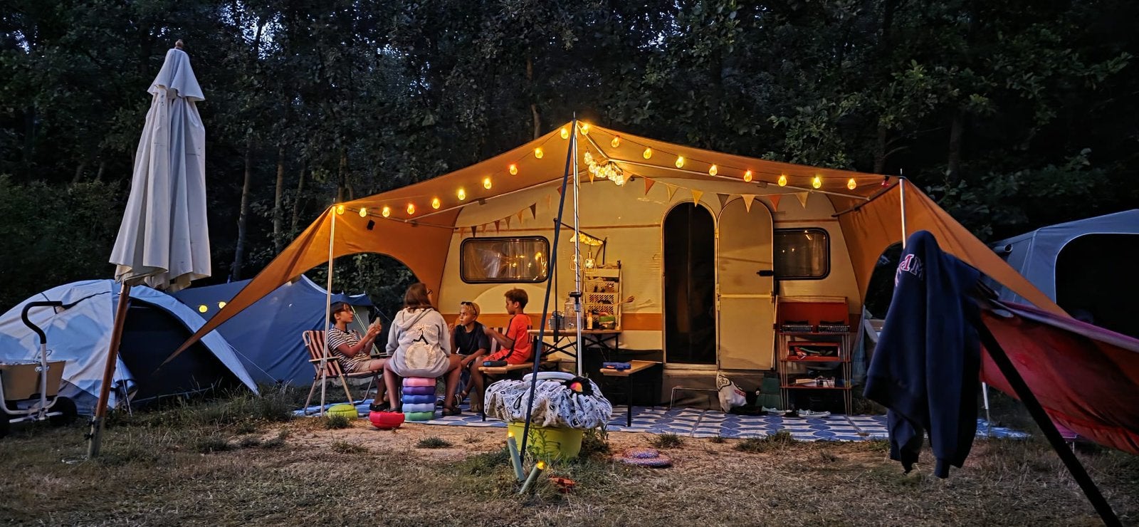 Retro caravan wilk 435 LQ, Caravans en Kamperen, Openslaande ramen, Omvormbare zithoek, Treinzit, Particulier