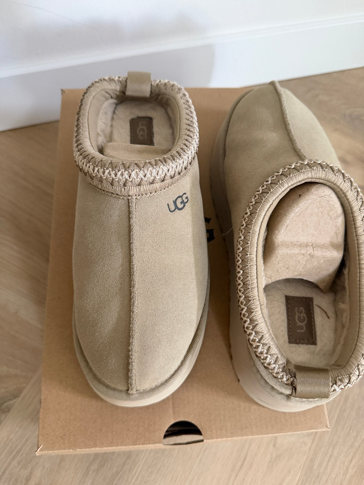Nieuwe UGG Tazz Pantoffels Tasman - Maat 39, Ophalen of Verzenden, Nieuw, Beige, Pantoffels of Sloffen
