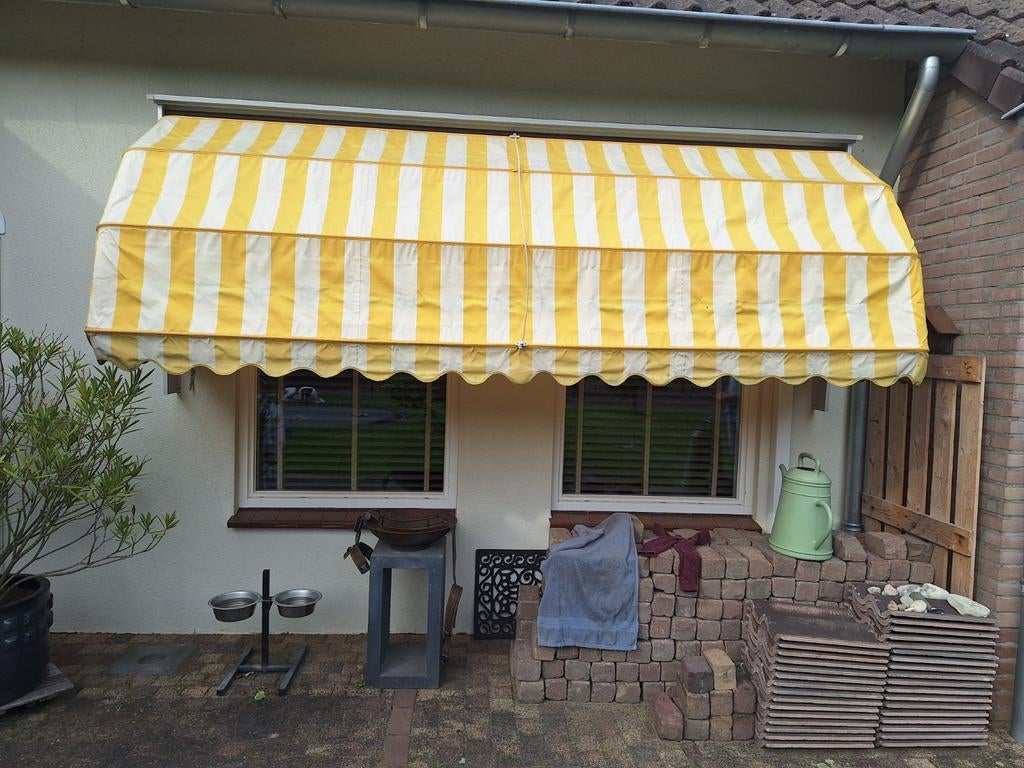 Gestreepte markies zonnescherm geel/wit - Gebruikt, Tuin en Terras, Zonneschermen, Ophalen, Gebruikt, Markies, 250 cm tot 450 cm