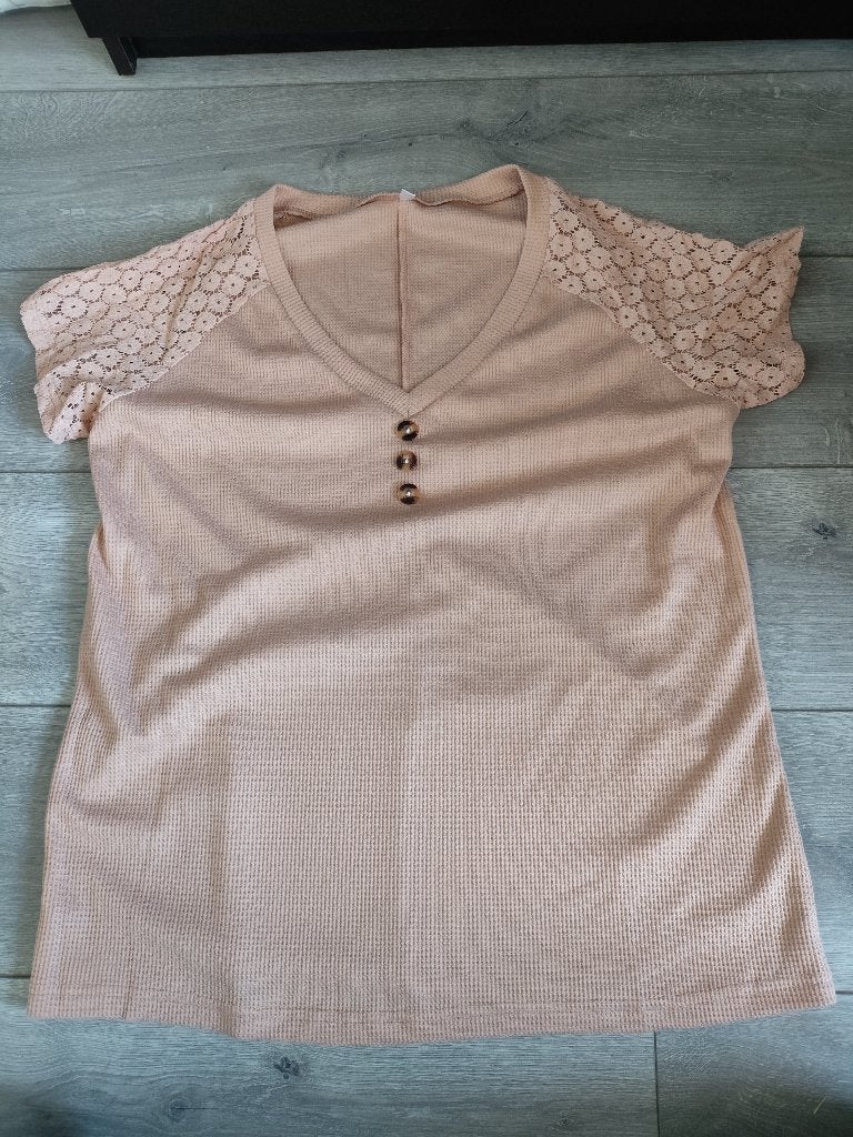 Zalm shirt maat L met kanten mouwtje. Niet gedragen, Maat 42/44 (L), Nieuw, Ophalen of Verzenden, Korte mouw