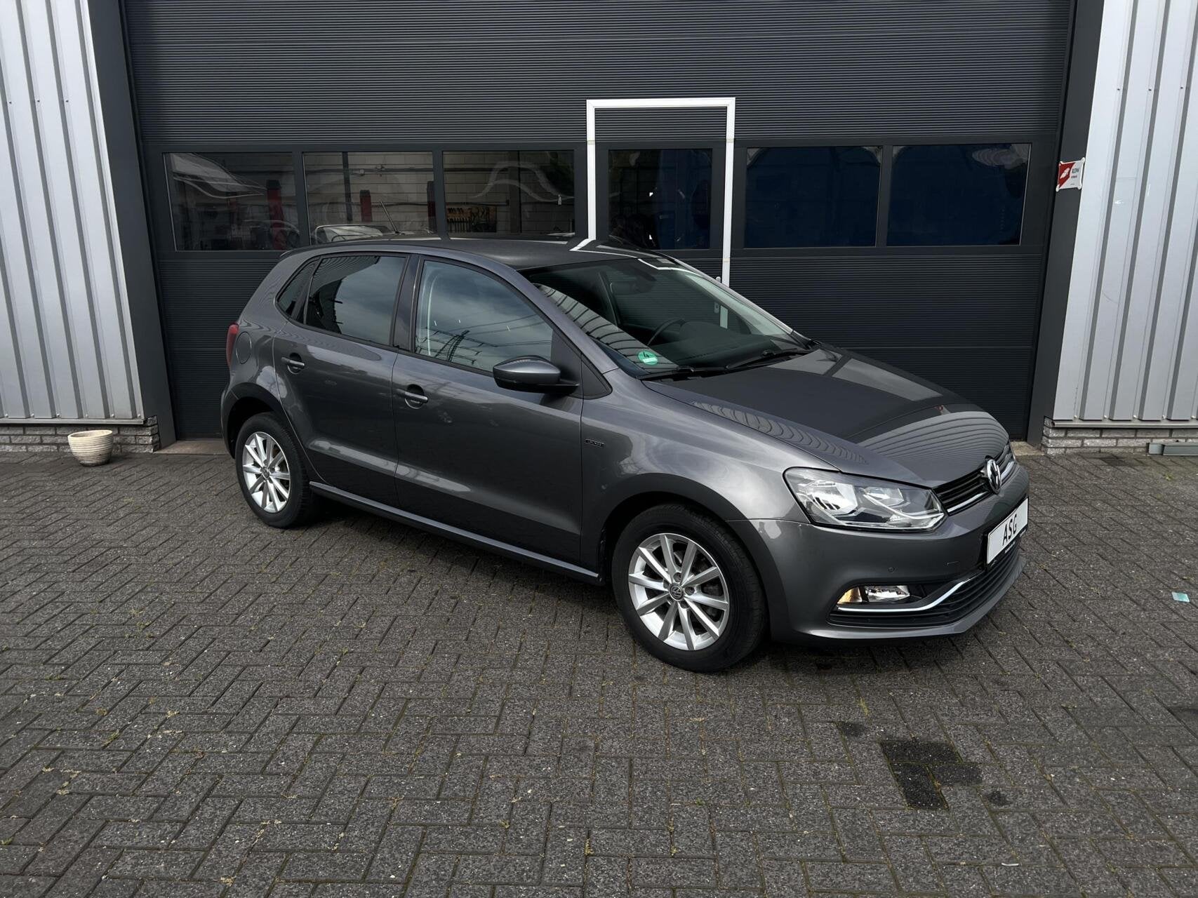 Volkswagen Polo 1.0 Lounge |BLEUTOOTH|PDC|MULTI STUUR|, Auto's, Stof, Gebruikt, Zwart, Bedrijf