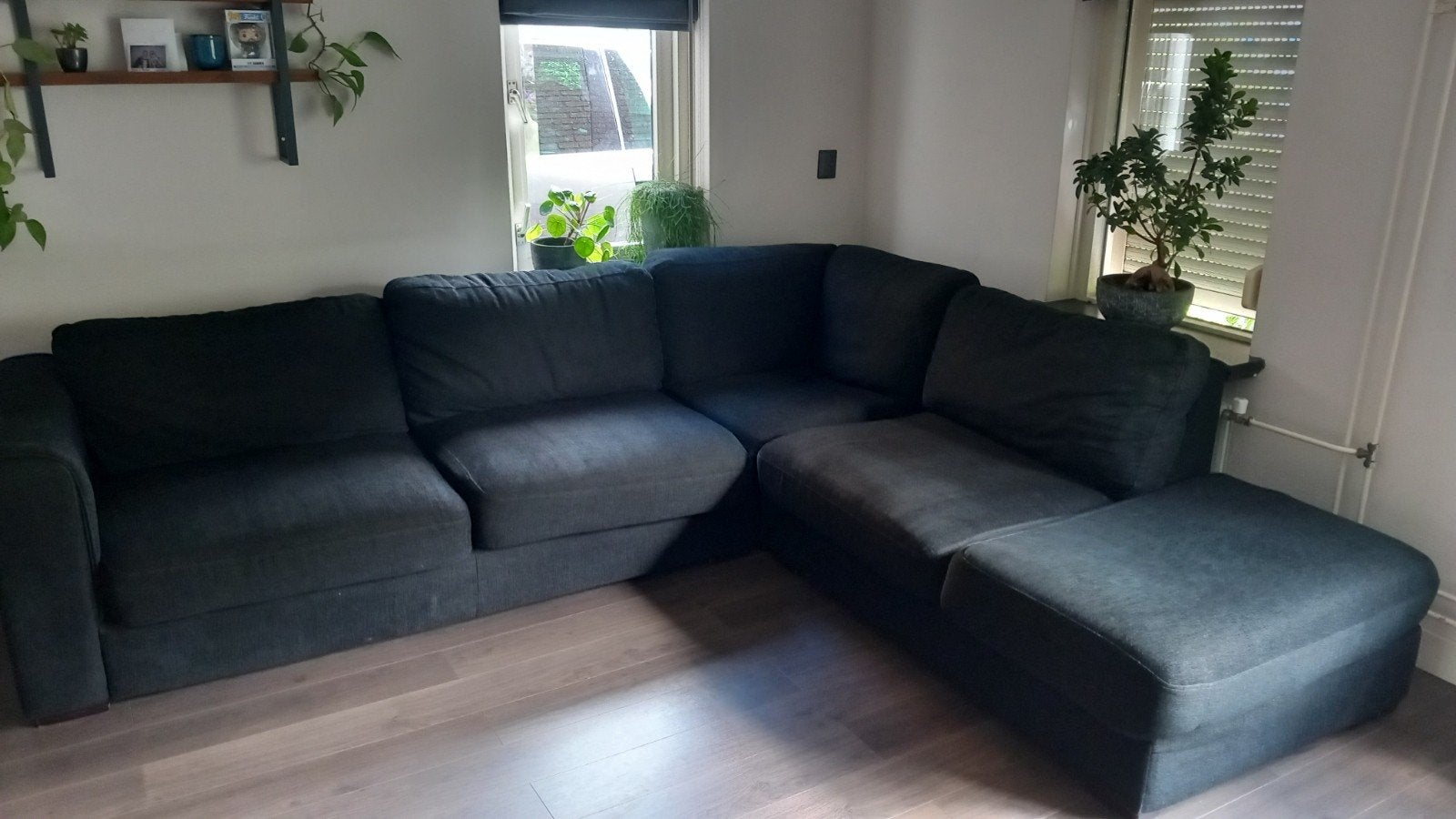 Zwarte hoekbank met hocker, 5-persoons, Henders en Hazel, Ophalen, Modern, Comfortabel, 250 tot 300 cm, Gebruikt