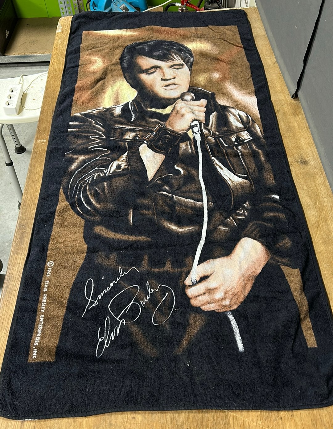 Elvis Presley strandlaken uit 1985. NIEUW., Verzamelen, Ophalen of Verzenden, Zo goed als nieuw, Gebruiksvoorwerp, Gesigneerd