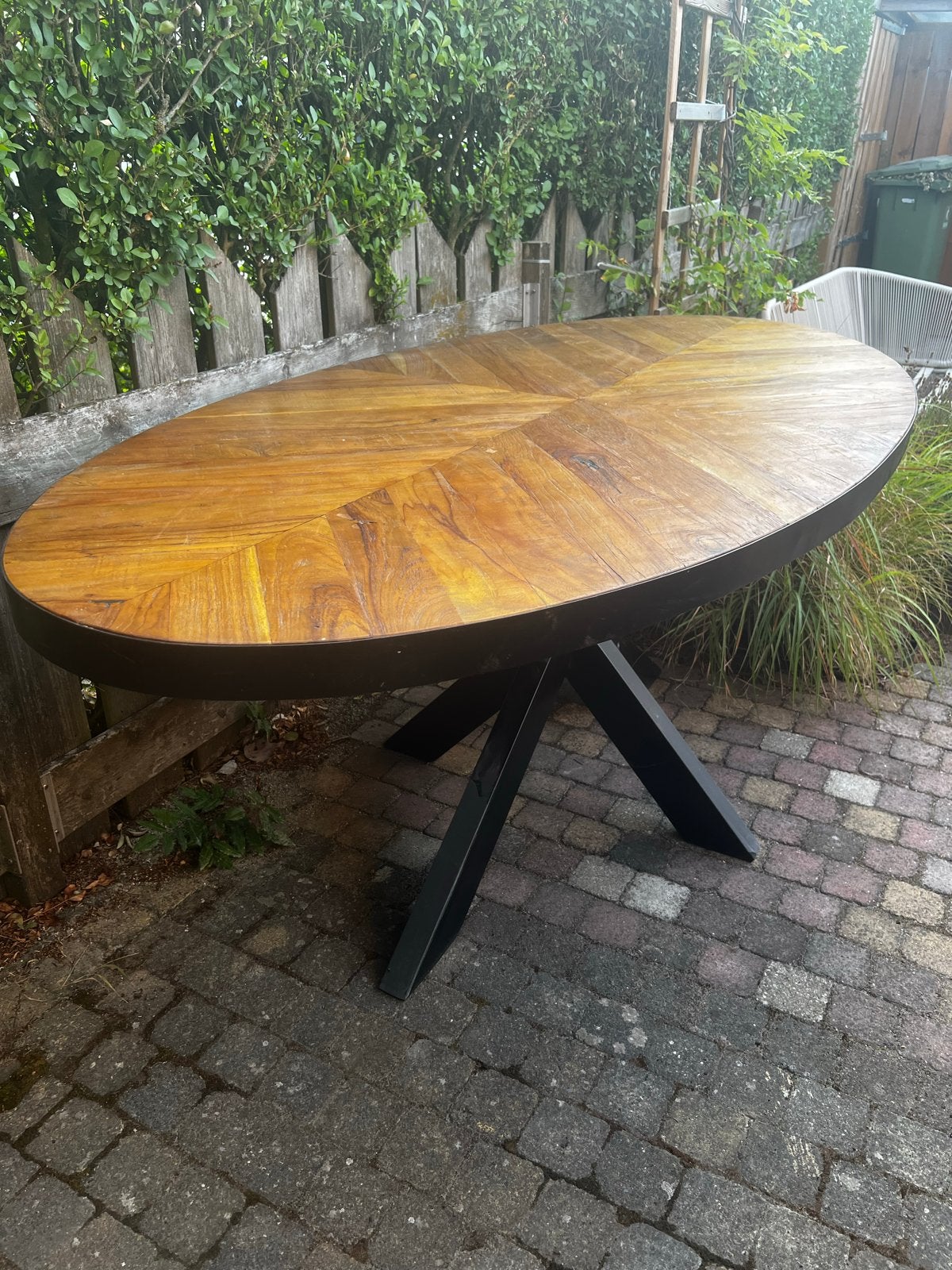 Ovale eettafel met visgraatpatroon en metalen onderstel, Ophalen, 100 tot 150 cm, Zo goed als nieuw, 150 tot 200 cm