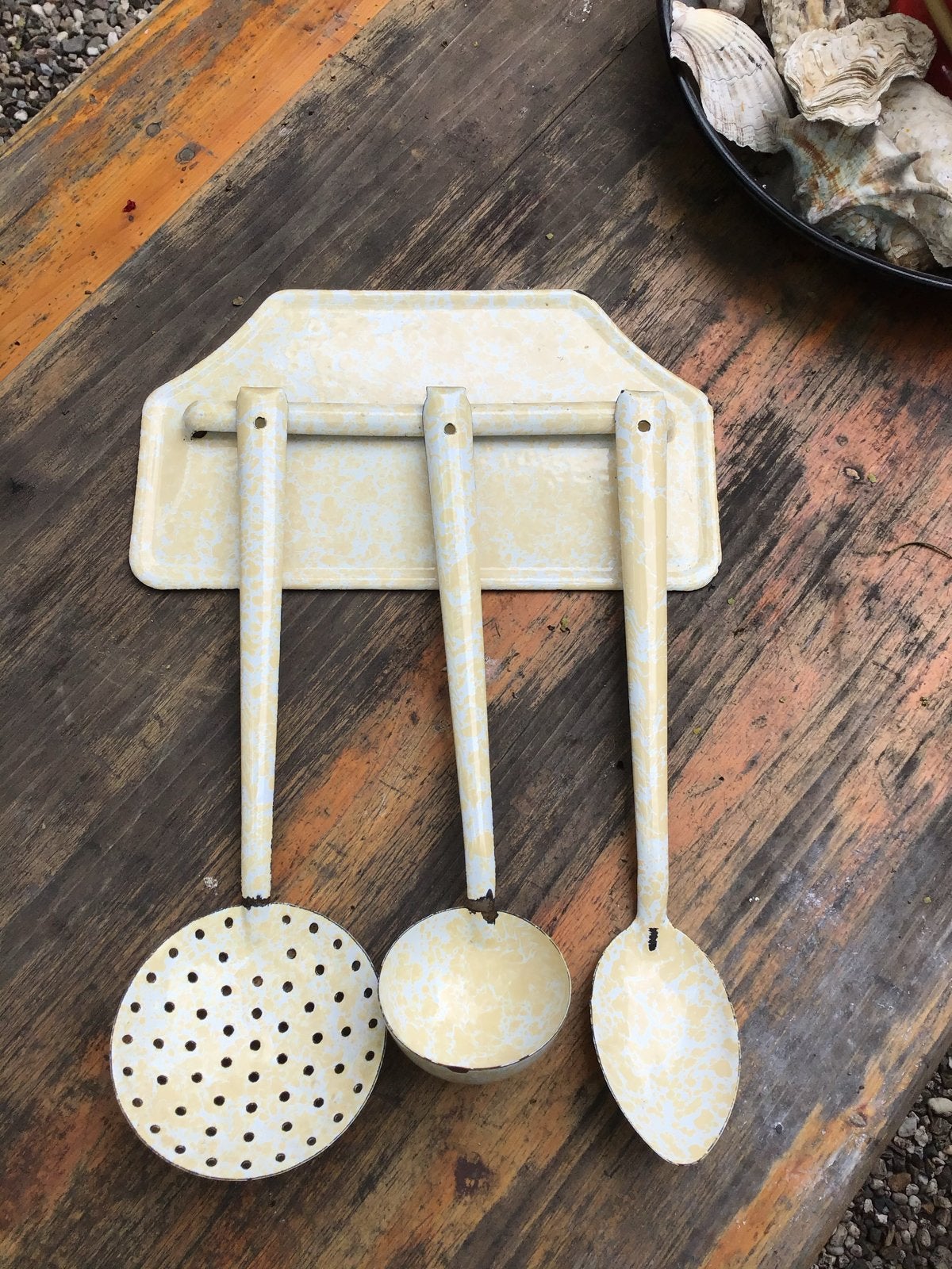 Emaille lepels set wit en geel met houder, Antiek en Kunst, Antiek | Emaille, Ophalen of Verzenden