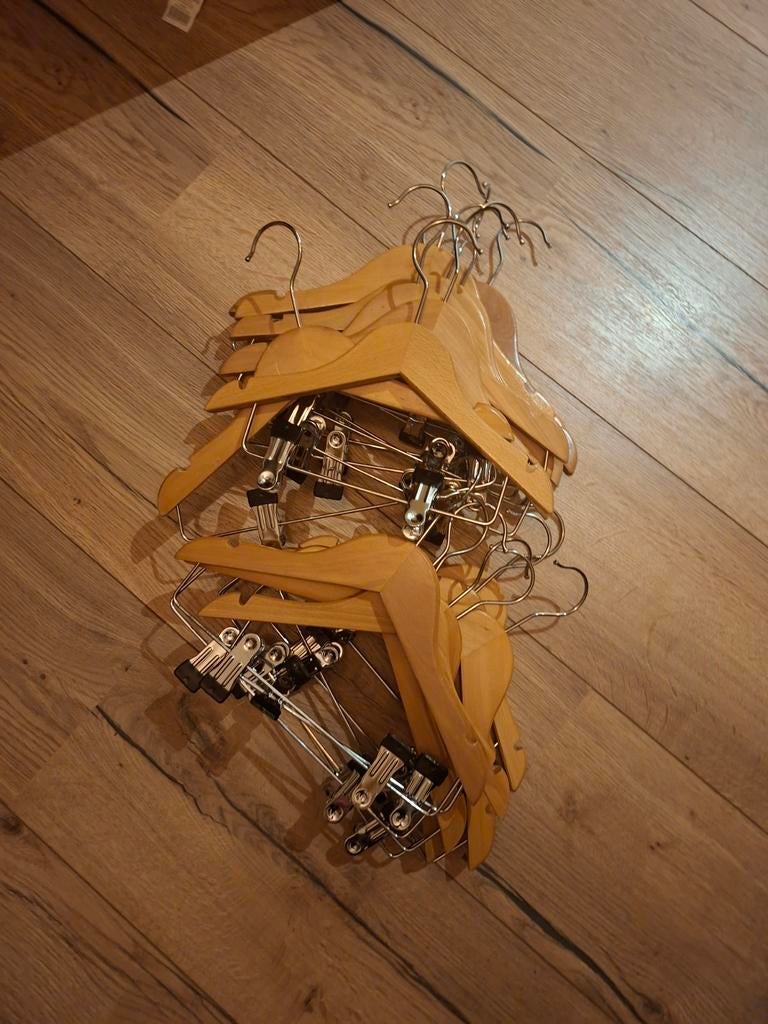 Houten kledinghangers babykamer (18x met klem, 30x zonder), Ophalen of Verzenden