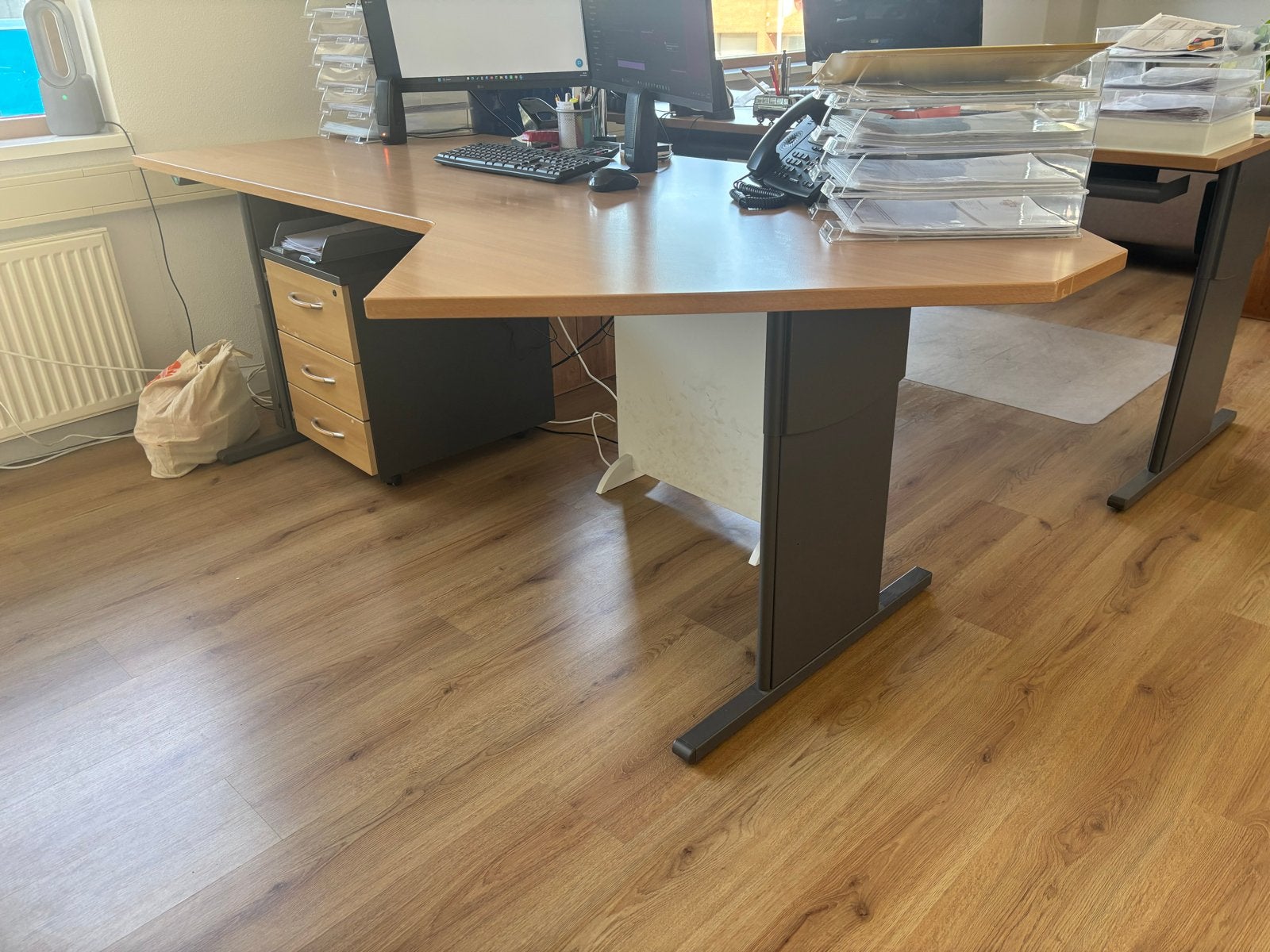 Elektrisch in hoogte verstelbaar bureau - Hoekmodel, Huis en Inrichting, Ophalen, Elektrisch, Gebruikt, Hout