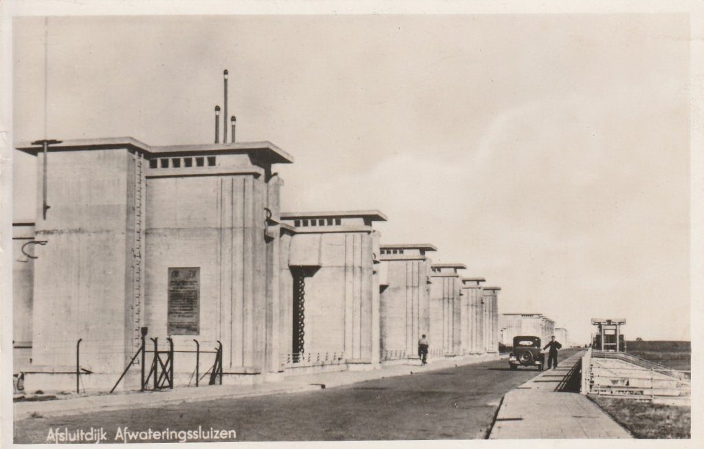 afsluitdijk- afwateringsluizen, Verzamelen, Ansichtkaarten | Nederland, Ophalen of Verzenden, 1940 tot 1960, Friesland