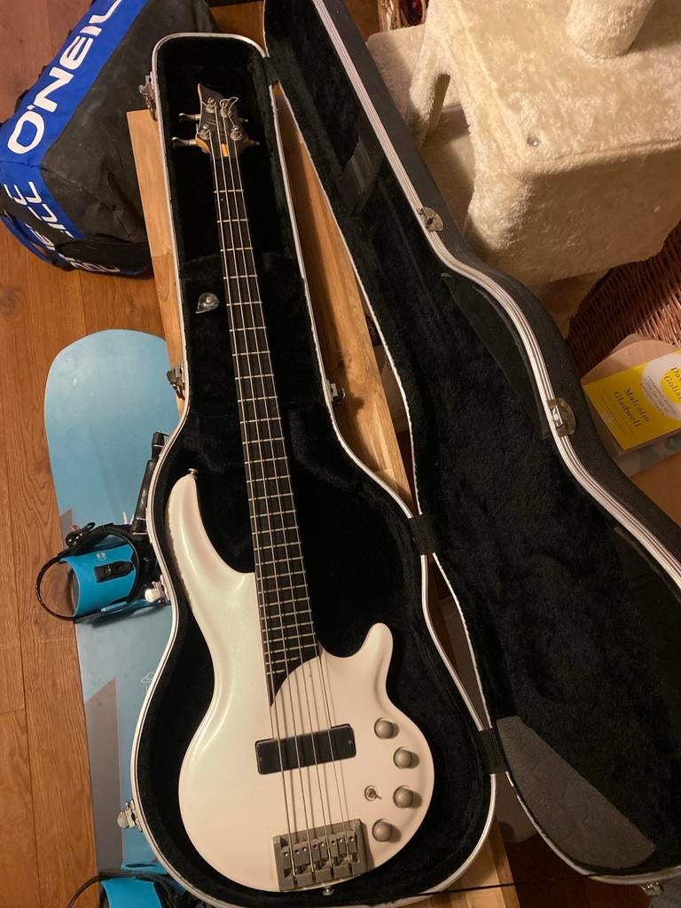 Cort Curbow Bass - Witte Elektrische Basgitaar, Muziek en Instrumenten, Snaarinstrumenten | Gitaren | Bas, Ophalen, Zo goed als nieuw