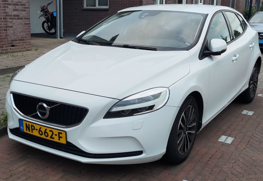 Volvo V40 1.5 T2 122PK Geartronic 2017 Wit, Auto's, 1498 cc, 4 cilinders, 700 kg, Leder en Stof