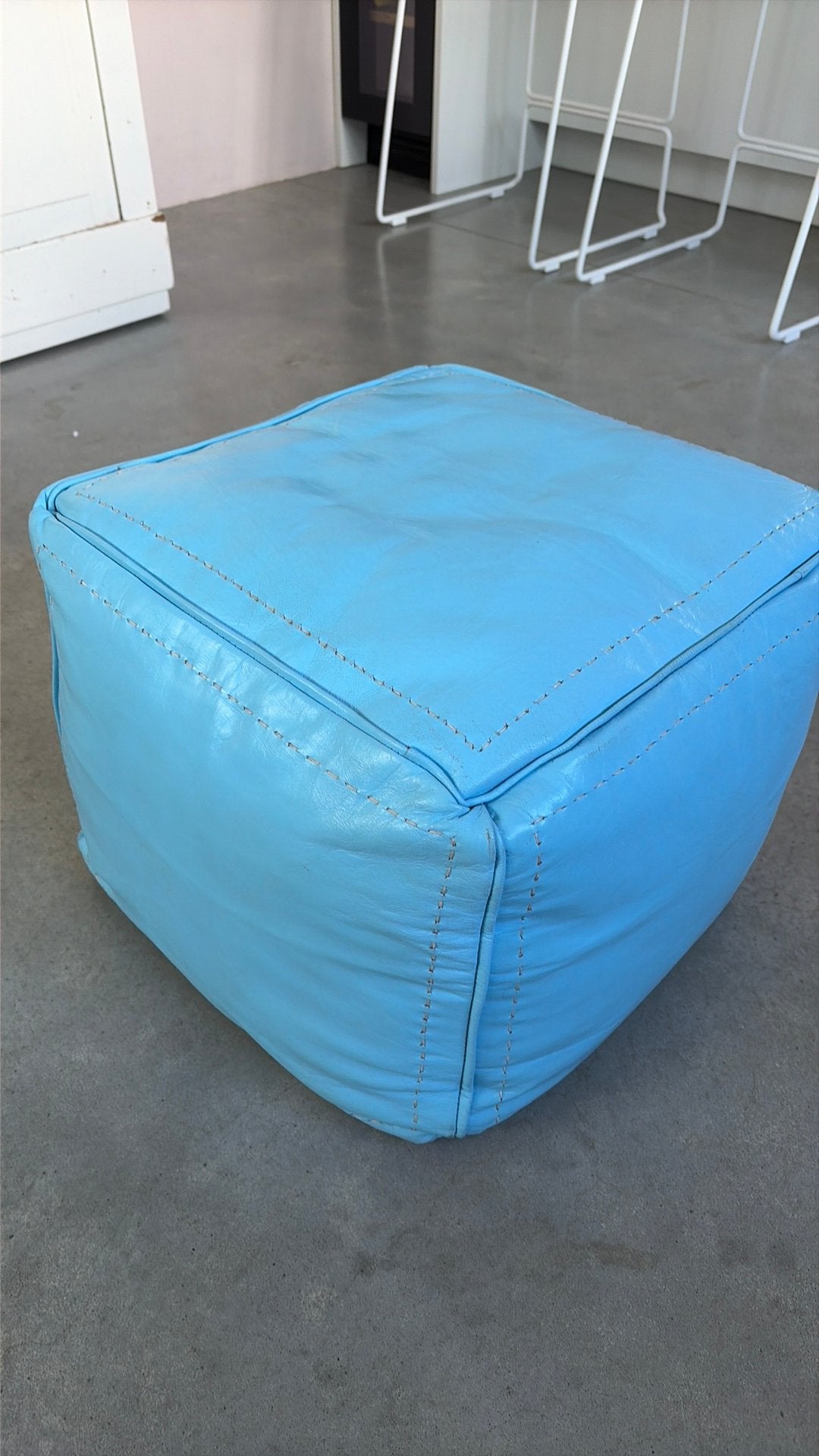 Leren poef lichtblauw aqua blauw vierkant, Huis en Inrichting, Zitzakken, Ophalen, Zo goed als nieuw, Blauw