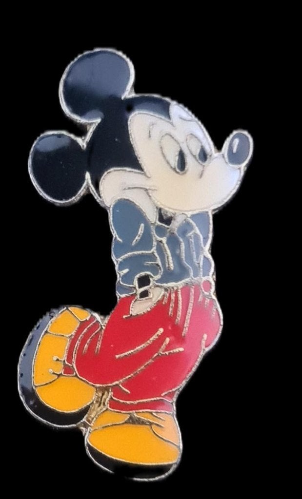 Mickey Mouse pin met handen in de zakken, Verzenden, Nieuw, Figuurtje, Speldje of Pin