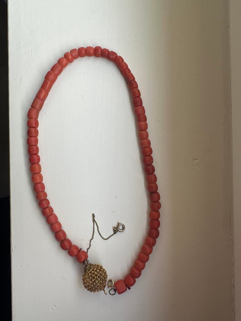 Vintage Koraal Ketting met Gouden Sluiting, Ophalen of Verzenden, Zo goed als nieuw, Rood, Overige materialen